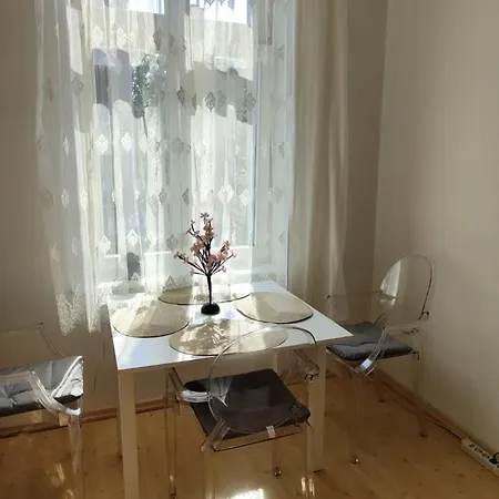 1 Minuta,by Grand Hotel, Sheraton, Molo, Location